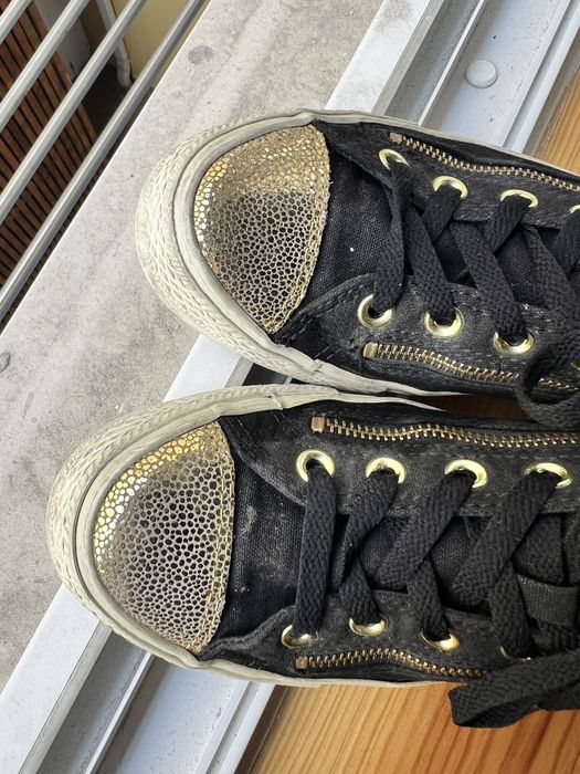 Tenis Converse All Star pretas com detalhes dourados