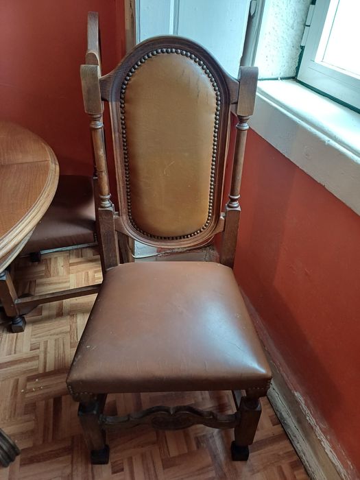 Vende-se mesa com cadeiras