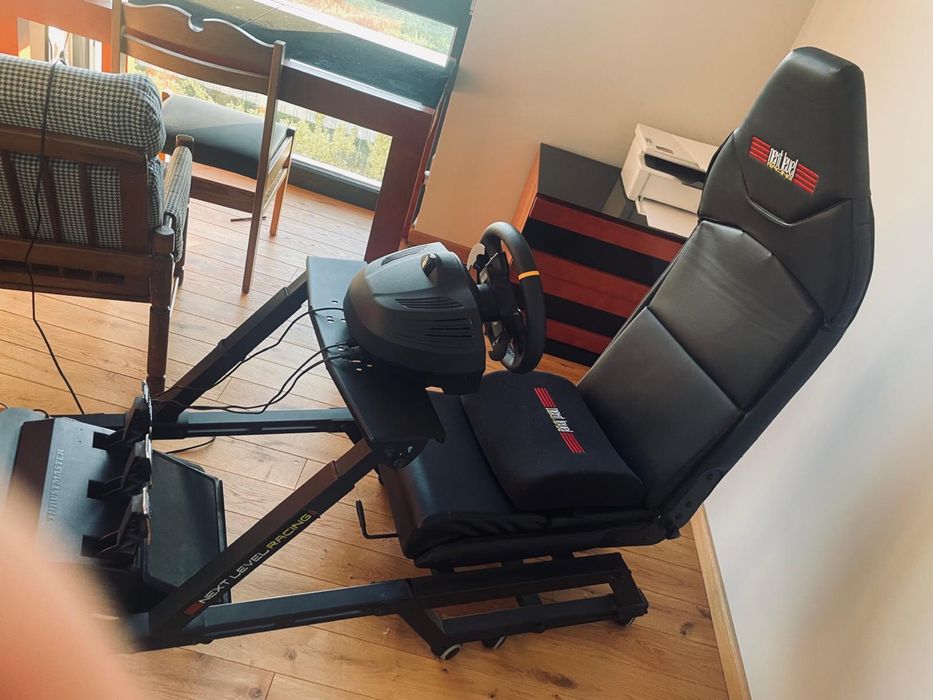 Kierownica Trustmaster z fotelem gracza next level racing