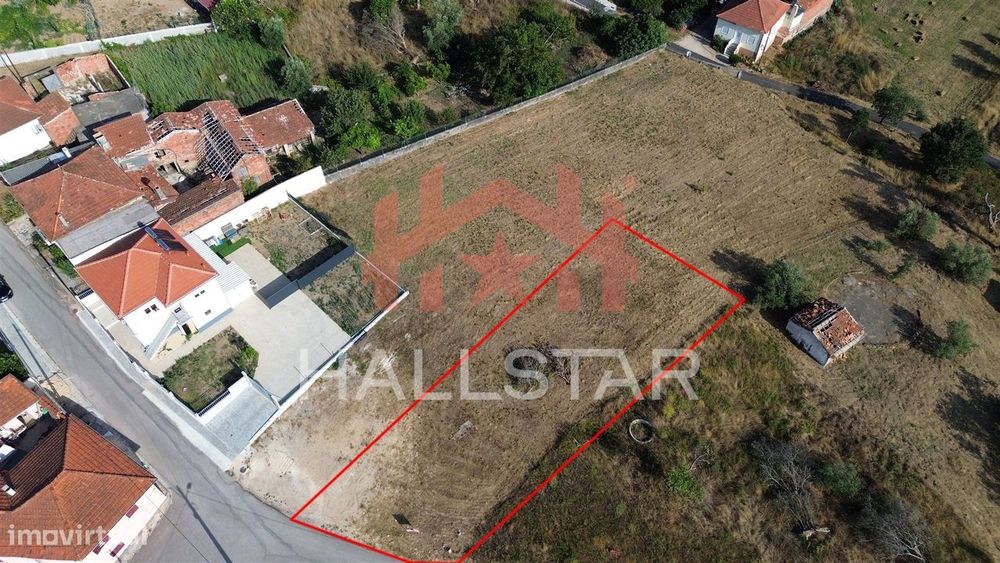 Urban Plot / Area of 695 m² / Colmeias
