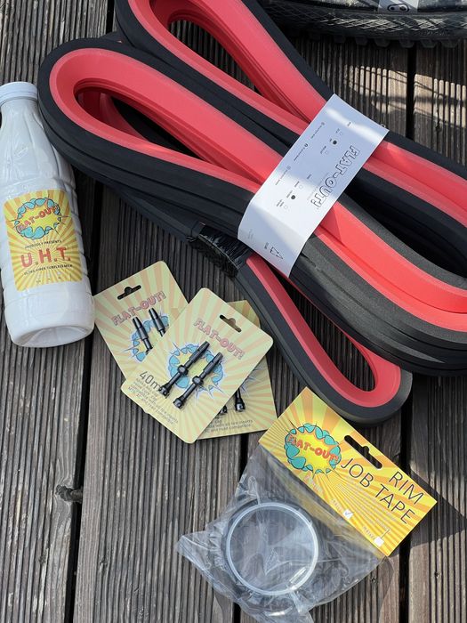 Wkładki mleko wentyle taśmy tubeless flatout jak cushcore Szczyrk