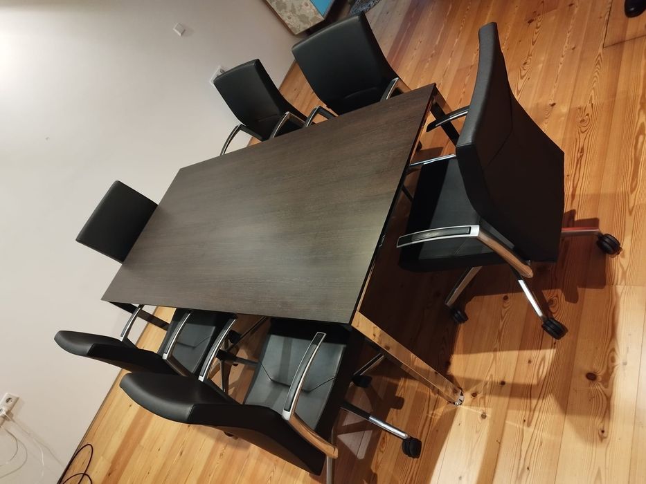 Mesa de reuniões e cadeiras executivas