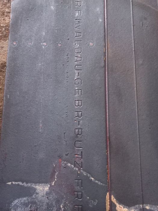 Dachówki typu kapriówka poniemiecka grafitowa podwójnie angobowana
