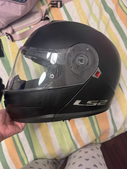 Capacete usado com luvas tamanho P