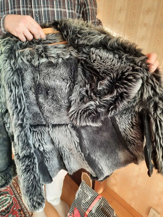 Kożuch naturalny z kozy z wielkim kapturem