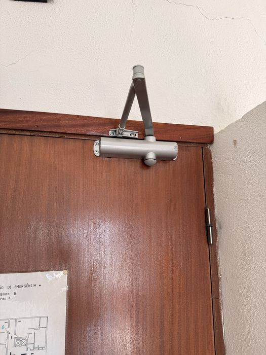 Mola Fecha-Portas Hidráulica / Fecho Automático com Braço Articulado
