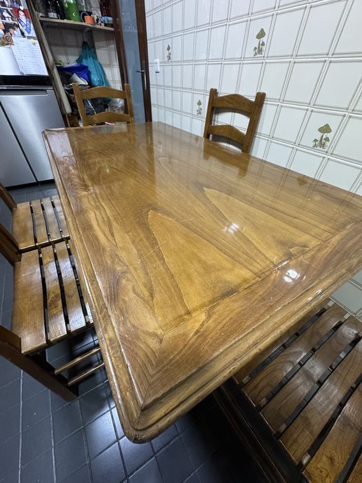 Mesa de madeira maciça + 6 cadeiras