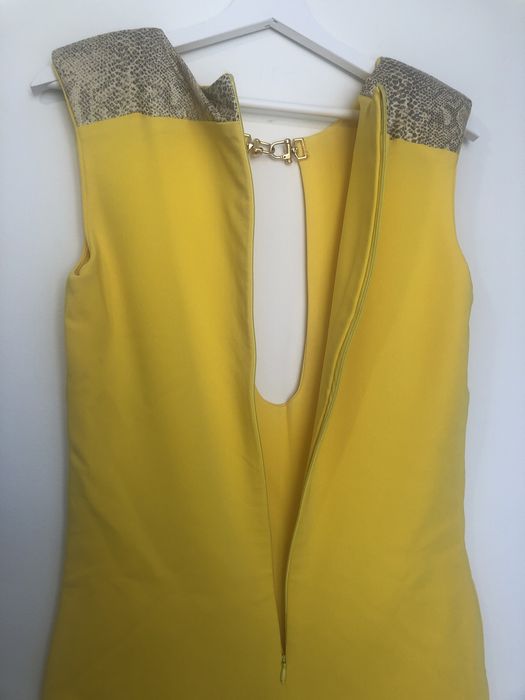 Vestido Amarelo, ombros almofadados