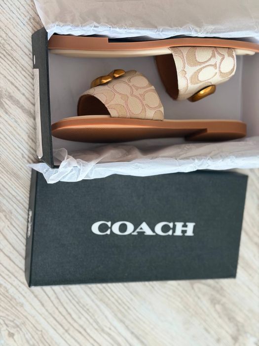 Шльопанці Coach в наявності
