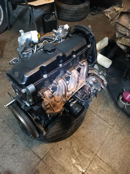 Vende-se motorcompleto para, Toyota 2L, 2.4, serve para Hiace, Hilux , Dina 150  e Toyota Land -Cruizer
