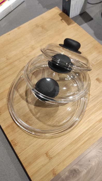 Varias tampas de vidro para tachos