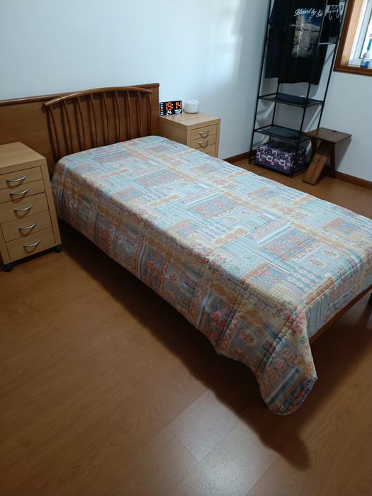 Cama Solteiro/Corpo e Meio em bom estrado e colchão Ortopédico