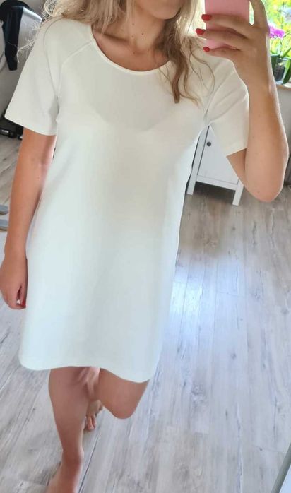 Sukienka biała z wycięciem na plecach