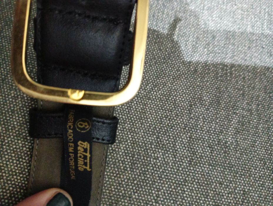 Cinto clássico em couro.

- Material: Couro
- Detalhe da fivela em met