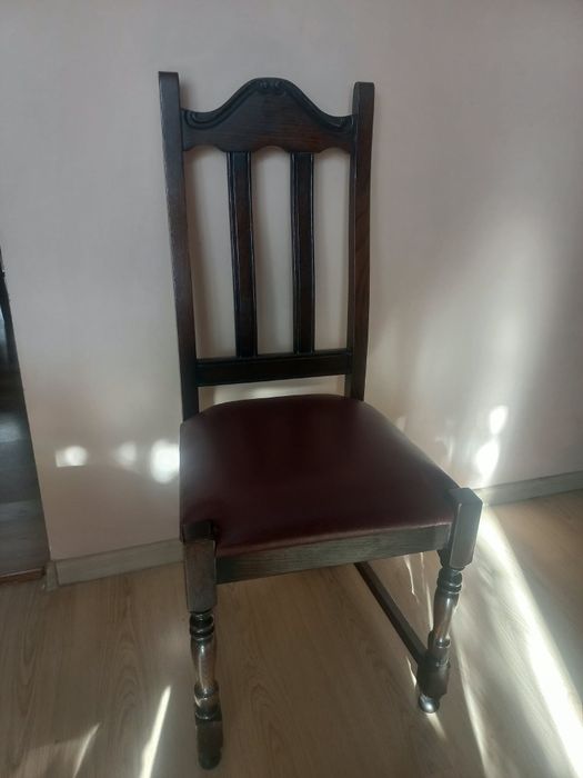 Drewniany stół z krzesłami