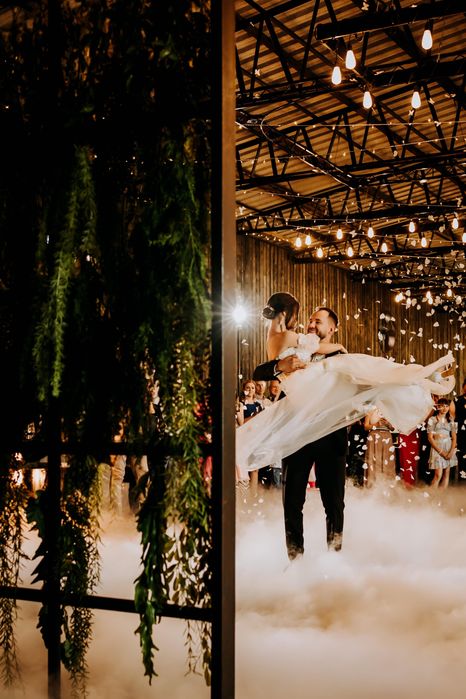 Ciężki dym na pierwszy taniec, taniec w chmurach / fontanny iskier