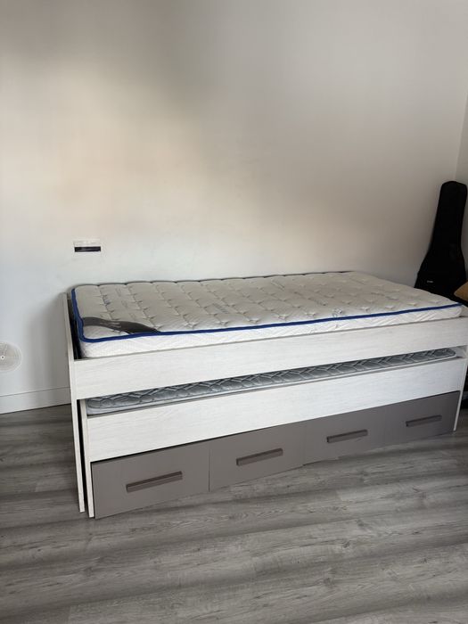 Cama dupla e 2  colchões