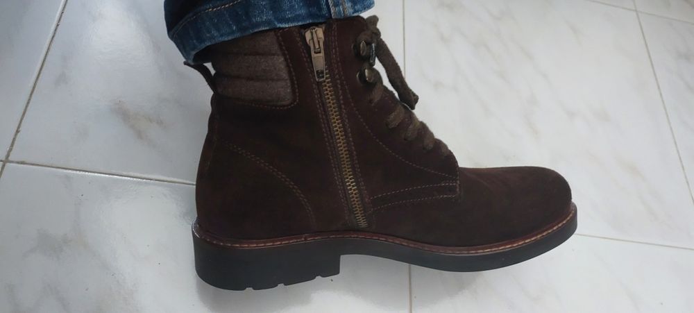 Botas em pele castanhas