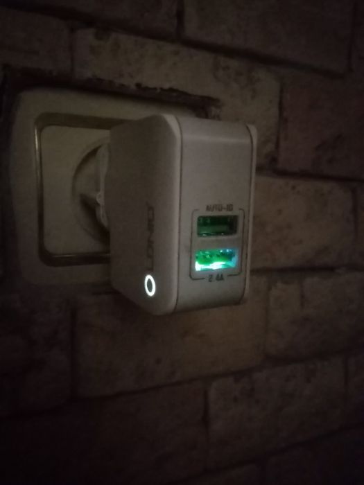 Блок зарядки до телефону.