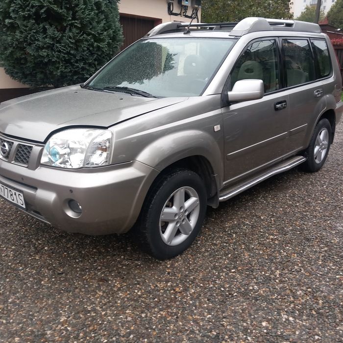 Nissan 20benzyna trochę kopci technicznie super