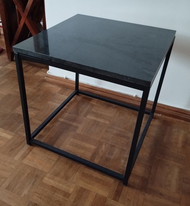Mesa em granito e gaiola