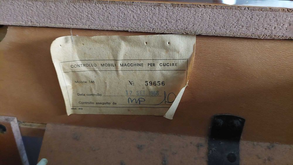 Máquina de costura Singer com armário
