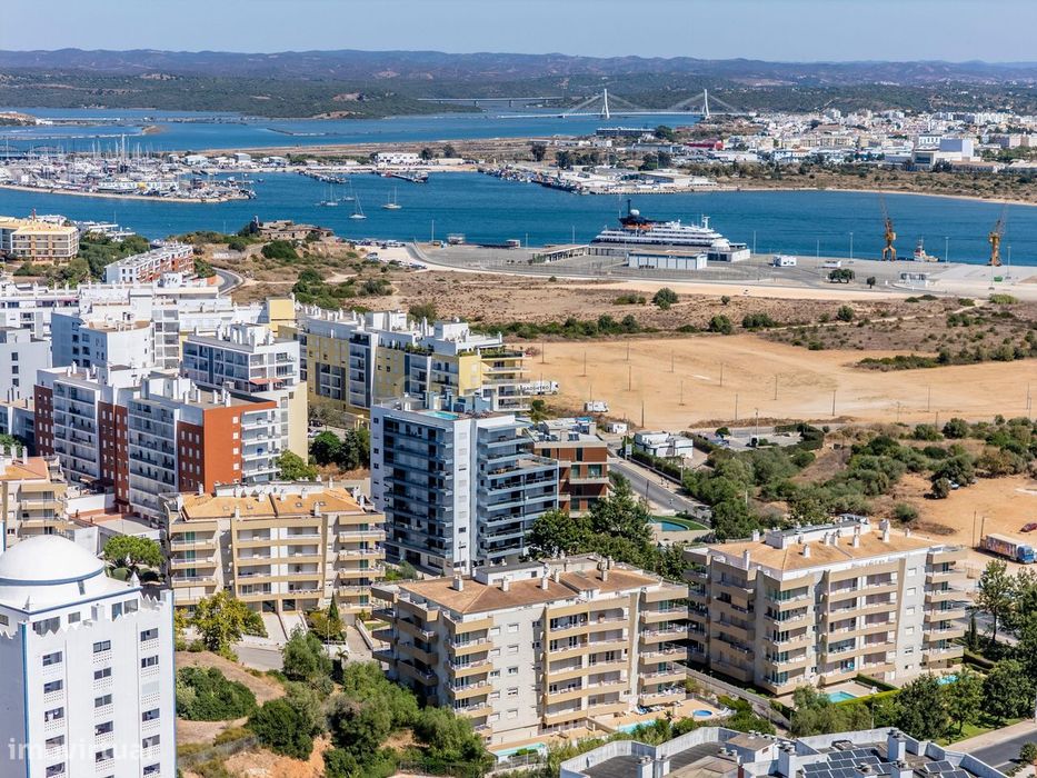 Espaçoso T2 a 400m da Praia da Rocha com Garagem Box p/ 2 Carros e Exp