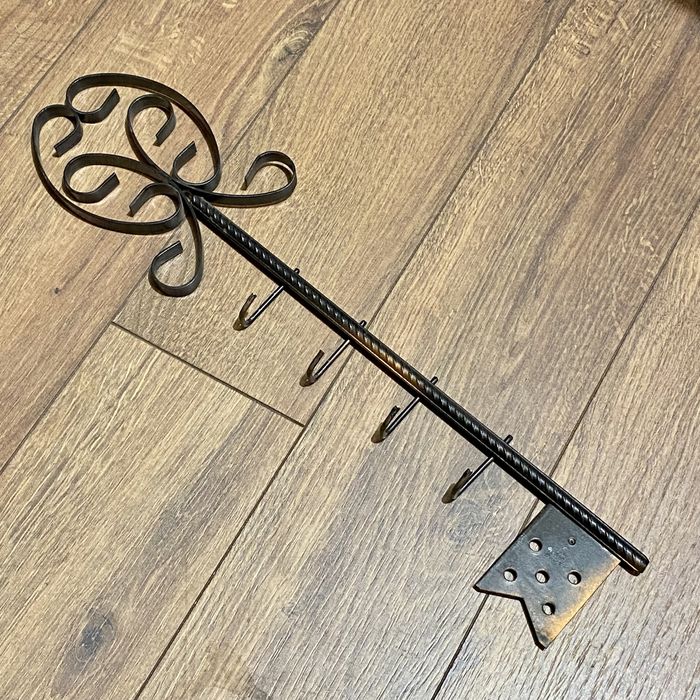 Stylowy czarny wieszak