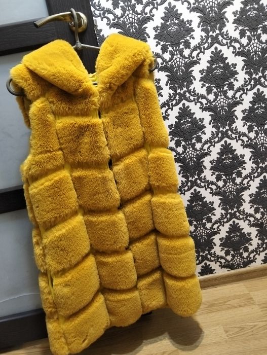 Желетка на хутрі,в гарному стані!