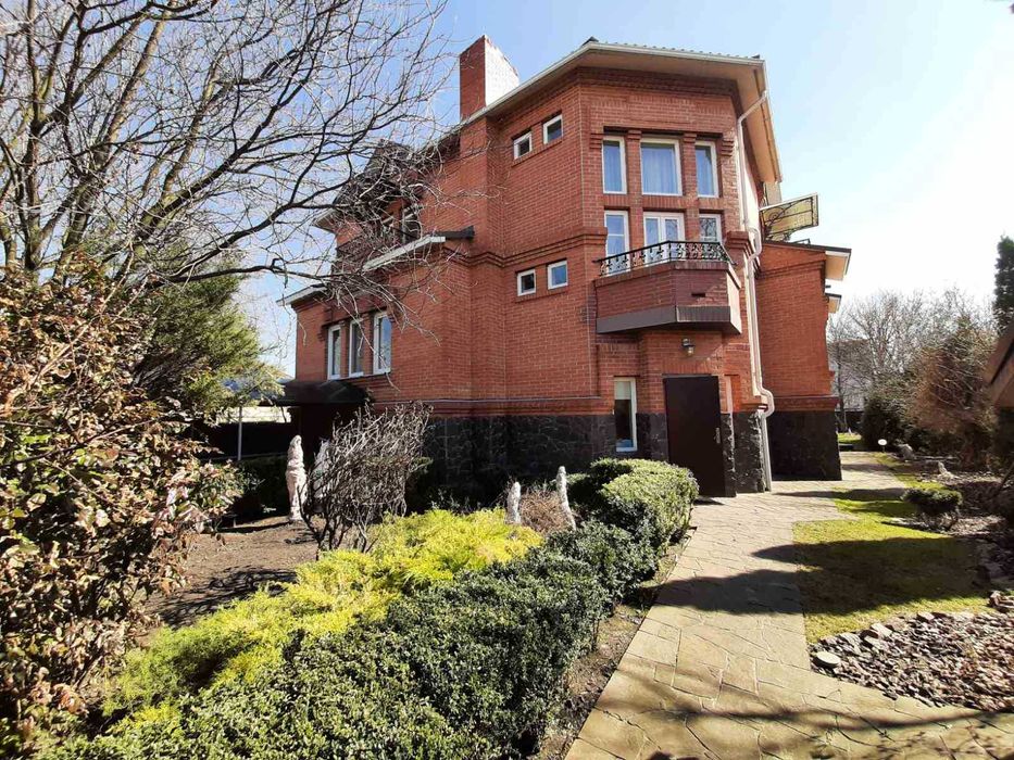 Киев. Дома 300 кв. Сауна. Джакузи. До 15 человек.