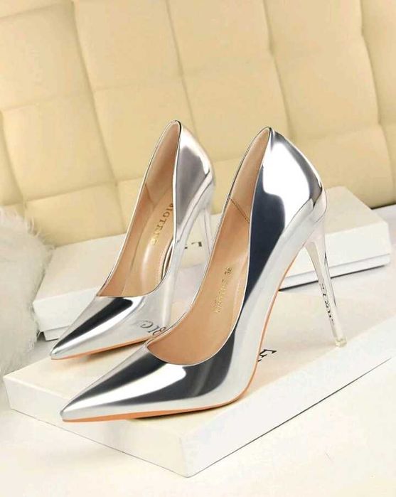 Sapatos prateados novos vários tamanhos