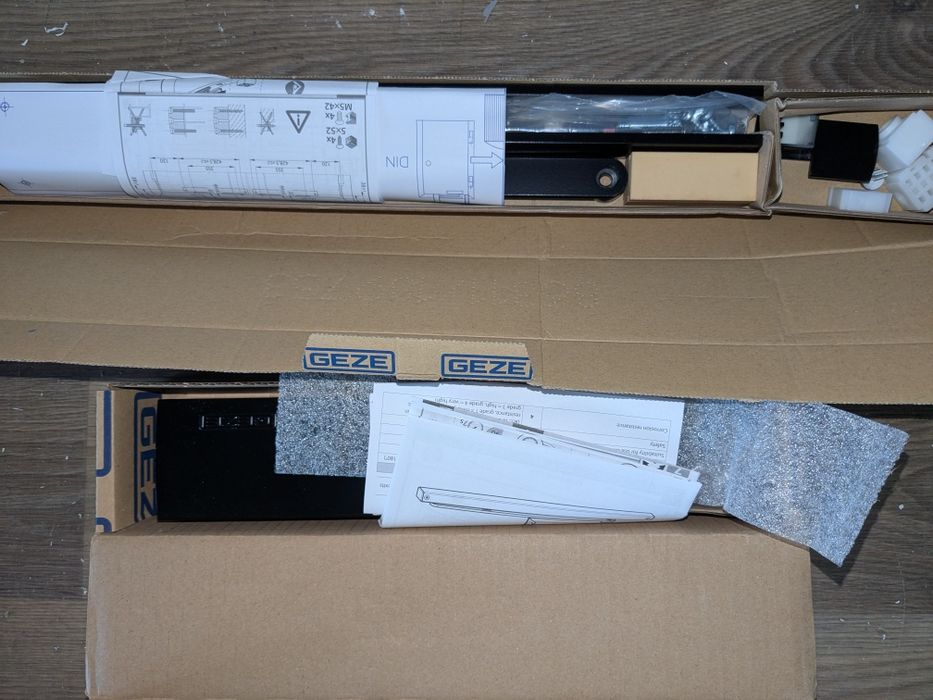 Доводчик GEZE 3000 V з ковзаючою шиною чорний