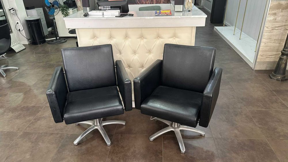 2 Cadeiras de Corte Cabeleireiro Girotórias – Salon Italy (Pele Preta / Base Inox)