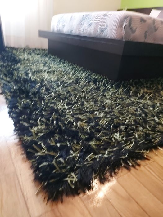 Carpete de grande preto e verde