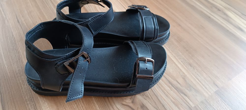 Sandálias de verão com fivelas