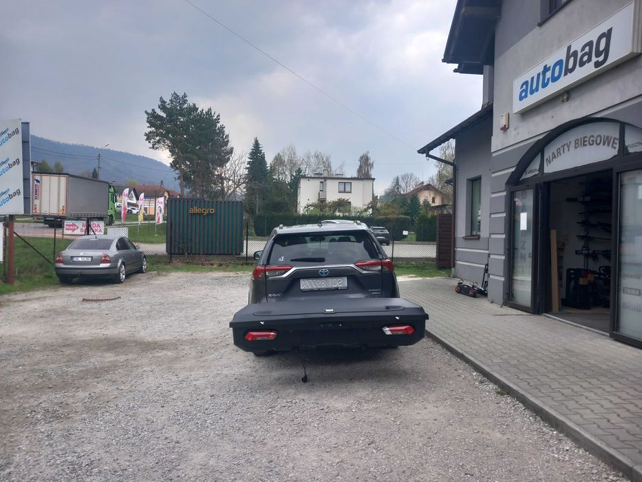 Box na hak holowniczy Thule Arcos + system nośny - duży, solidny box 450 ltrów pojemności, umożliwia przewóz nart do 180 cm długości