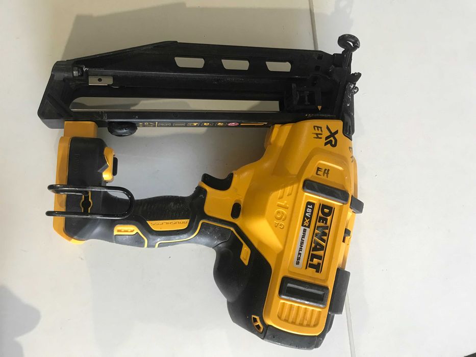 Акумуляторний пістолет цвяхозабивний DeWALT DCN660N  з Англії