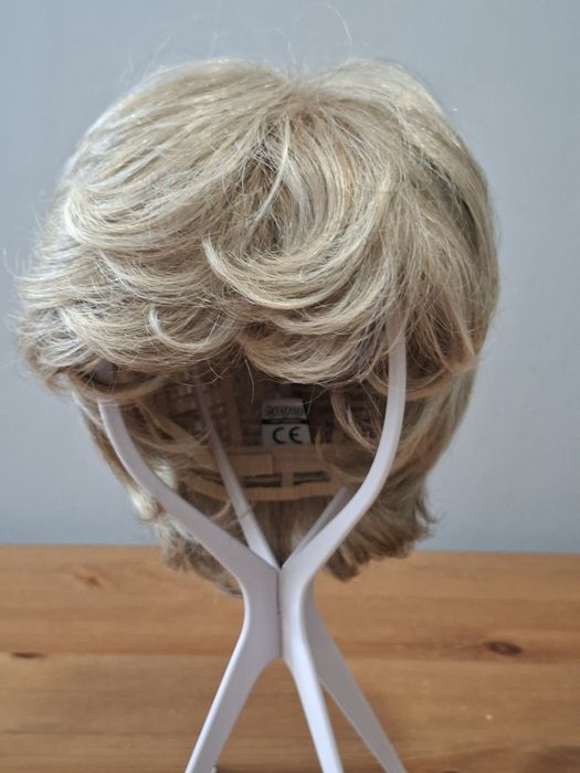 Blond peruka krótka