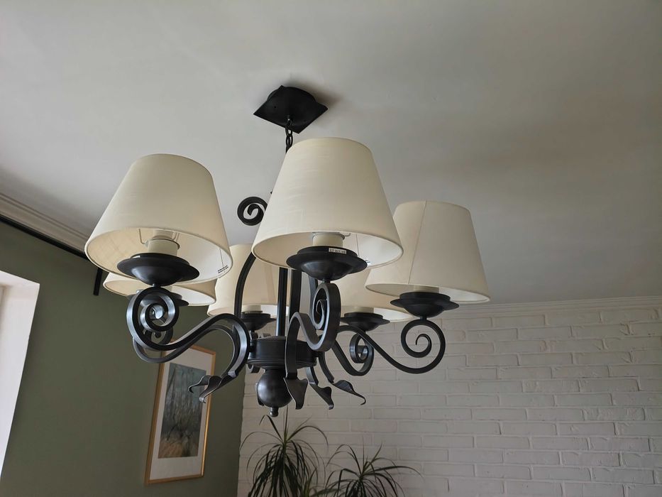 Piękne, stalowe lampy wiszące i kinkiety