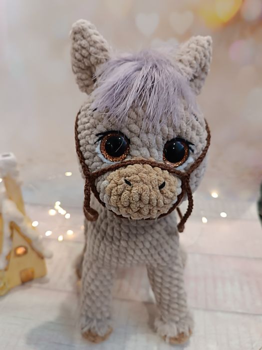 Символ нового року. Коник іграшка. Кінь в'язаний. Лошадка іграшка