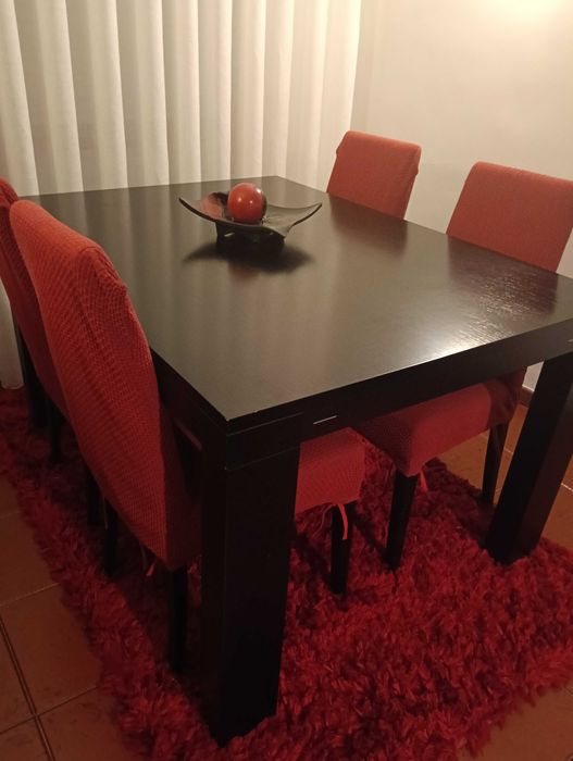 Mesa de jantar em madeira extensível + 4 cadeiras – 350 €