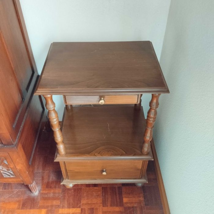 Mesa de apoio com gavetas