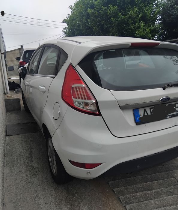Vendo dois ford fiestas vI 1.5 tdci um de 2013 outro de 2015 acidentado salvado