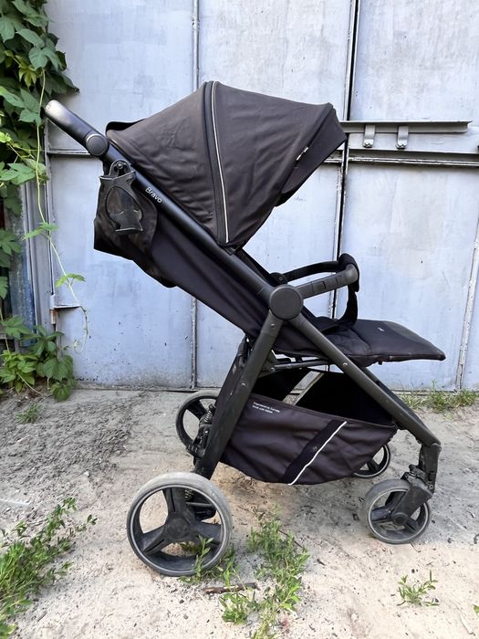 всесезонную прогулочную коляску Carrello Bravo.