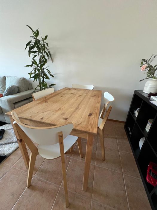 Mesa em madeira com 4 cadeiras