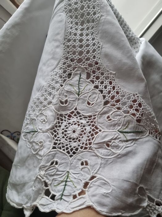 Toalha de mesa bordada