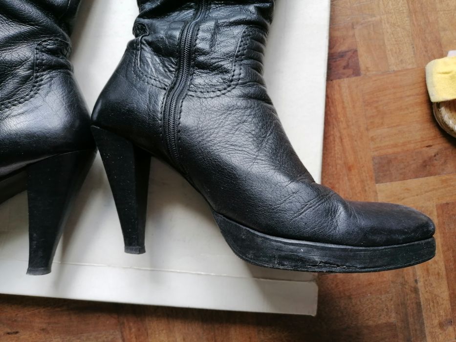 Botas em pele de salto e cano altos