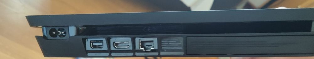 PS4 com jogos e cabos