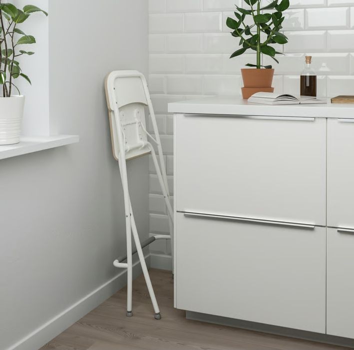 Banco alto c/encosto, dobrável, branco com mesa dobrável de parede.