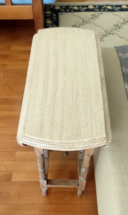 Pequena mesa de apoio restaurada